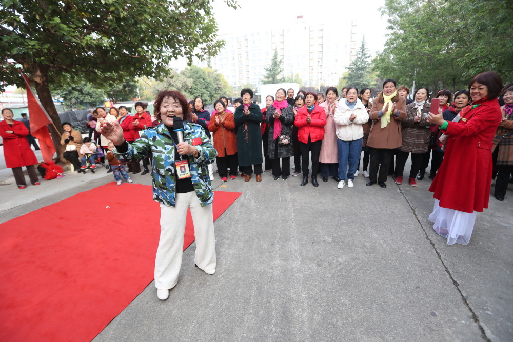 幸福"豫乐圈|河南68岁大妈广场"喊麦"魔性控场!歌友:跟着节奏走