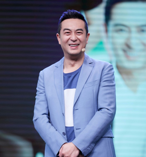 "国民二叔"张嘉译走红后,开着200万的豪车,住着1000万的别墅,前妻杜珺