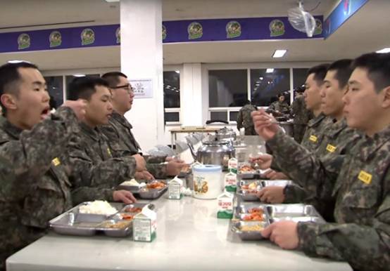 龙虾批发地_朝鲜韩国军队_韩国军队伙食吃龙虾被批作秀