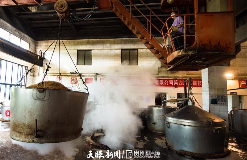 茅台镇一家酒企生产车间