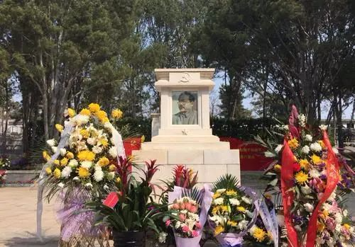 伟人的安息之所我国的八宝山陵园,就葬着许多成就非凡的大人物,每逢