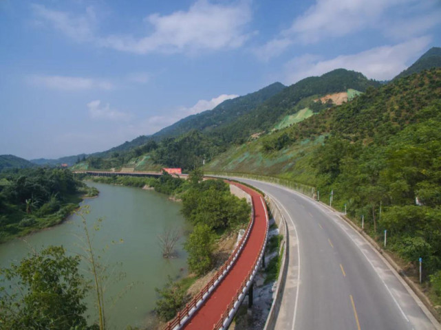 荔波至王蒙旅游观光公路旁边的慢行通道上,经常会有一群自行车骑行