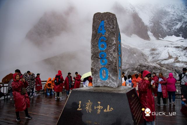 这里有一块海拔标志石,很多游客在这里合影留念,也是挑战自我的一个