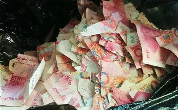 一个5岁的"熊孩子"趁家人外出的时候,将家中5万元现金撕成了碎片!