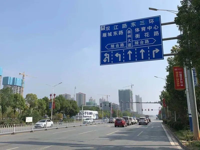 衡州大道陵合路口拥堵交警调整红绿灯配时