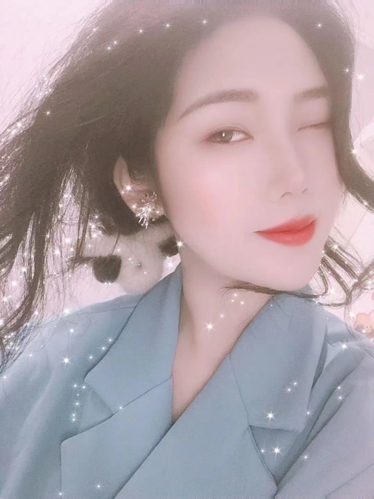 封面女神第5期如果要用一句诗来形容陈越那一定是回眸一笑百媚生