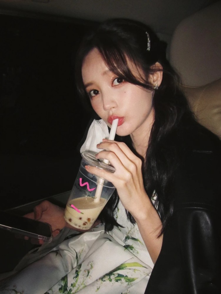 爱喝奶茶的李一桐