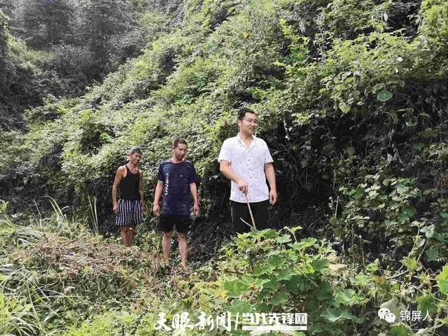 锦屏务翁村第一书记钟应与村民一块过一块干