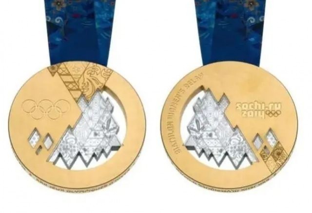 2014年索契冬奥会奖牌金牌,银牌和铜牌分别重为586克,580克,493克.