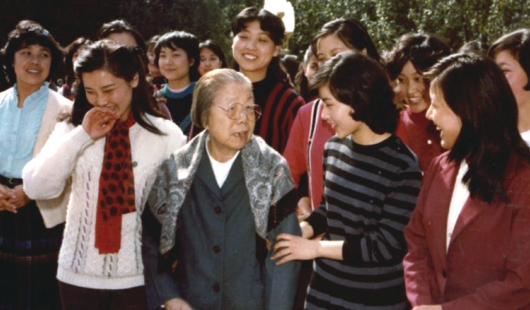 "江南美人"何赛飞:20岁受到邓颖超邀请,嫁初恋33年被宠成公主