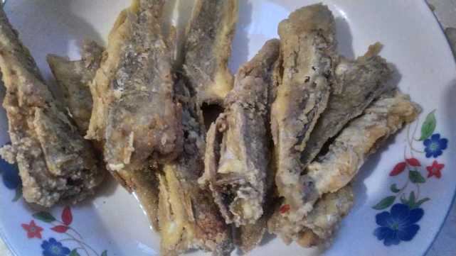 酥炸小黄花鱼,吃起来非常脆,味道咸鲜,非常好吃.