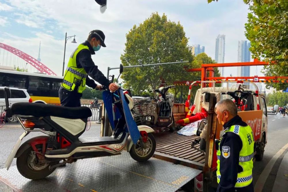 全市电动自行车治理工作还在不断推进中,武汉交警在不断整治电动车