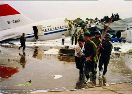 1990年广州机场惨烈空难3架客机烧毁死亡128人劫机犯神秘