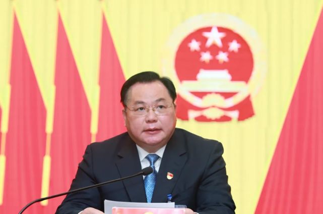 两会直通车丨冷水江市十三届人大一次会议召开严肃