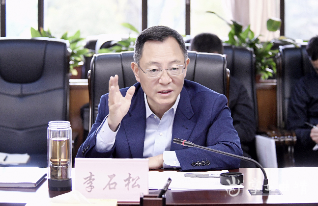 李石松调研"智慧停车"建设工作时强调:分类施策 齐抓共管 切实把民生