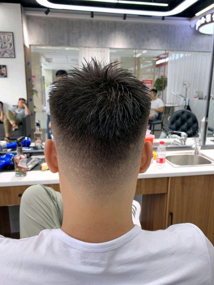 尤其和两侧铲短来搭配,效果更加的理想,头顶可以尝试蓬蓬的纹理烫发