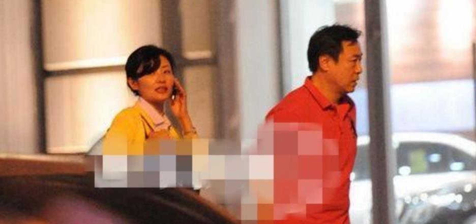 大学的时候她认识了丈夫姚宏,两位相爱后很快就步入婚姻殿堂,那个