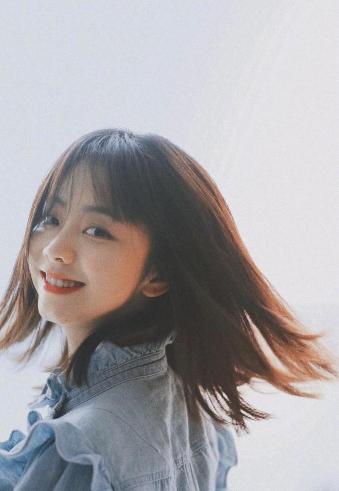 谭松韵青春洋溢,娃娃脸就是好,三十多了还像高中生一样