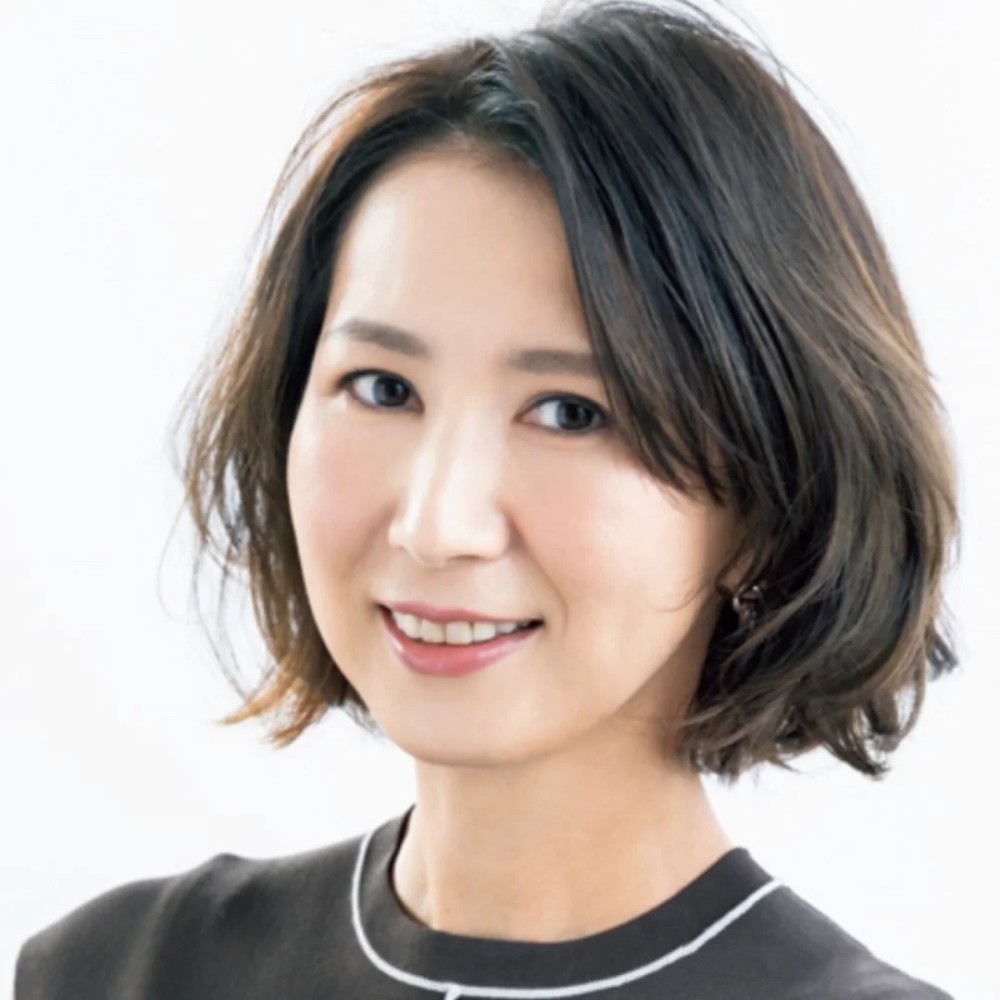 不仅更加减龄,还显得发量特别浓密.这样的发型,也比较适合圆脸女人.