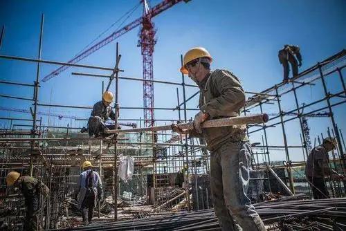 建筑工地上高龄农民工即将消失!该怎么办?