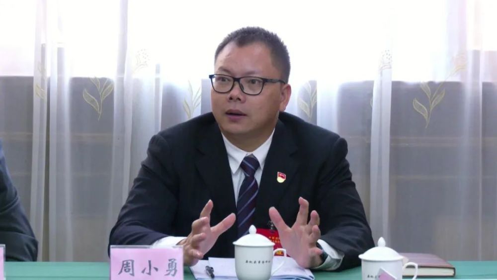 廖茂忠周小勇参加分组讨论