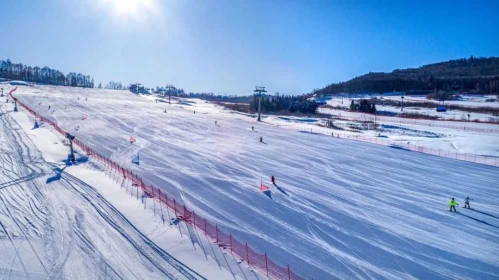 长白山鲁能胜地滑雪场 近年来,鲁能胜地推出青少年上冰雪,滑雪免费!