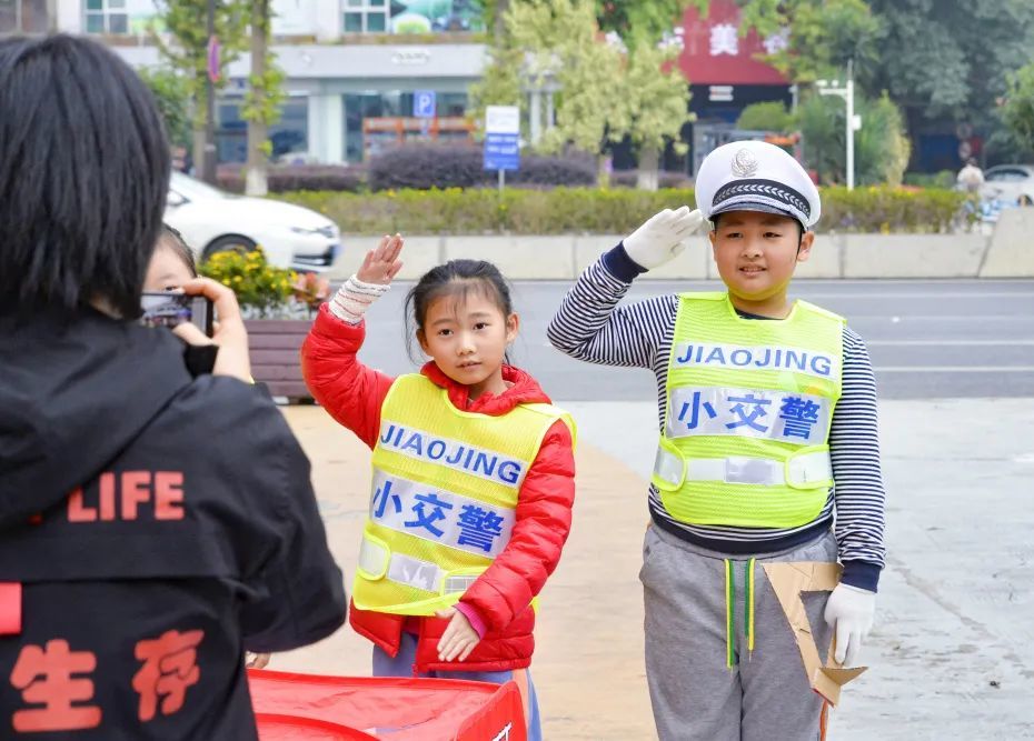 儿童友好 | 我们都是"小小交通警"!