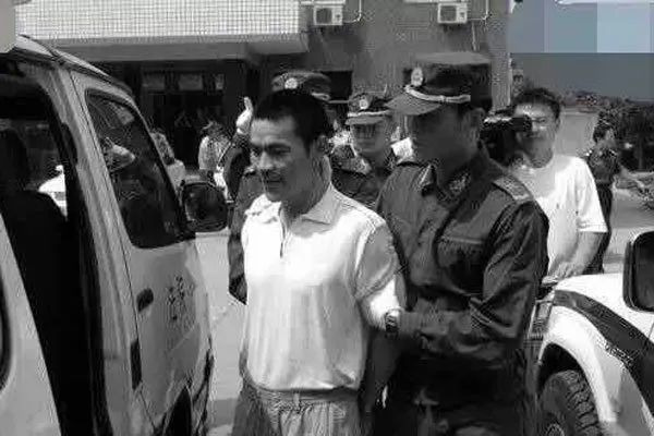 揭秘东北黑道教父乔四爷伏法记暴力拆迁香车美女超车不守法规