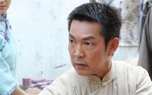 同是功夫明星:一个功成身退家庭美满,一个瘫痪在床被"