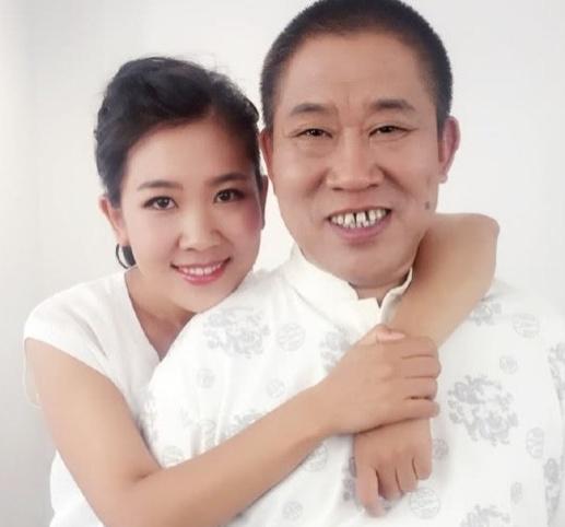 而女儿杜金京也给老两口添了一个外孙女,没想到外孙女的长相却完全