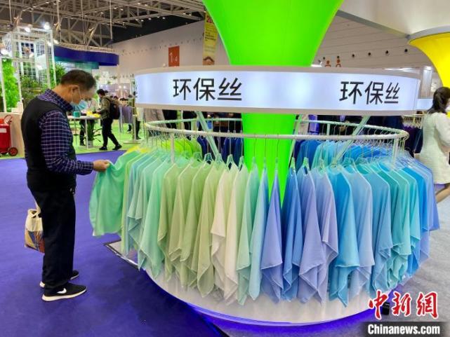 探馆中国柯桥纺博会：40余万款面料亮相 绿色与数字共舞_腾讯新闻