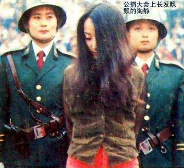 身穿西服,整洁得体的男人,他叫杨博,来店里做头发会时常给陶静带一些