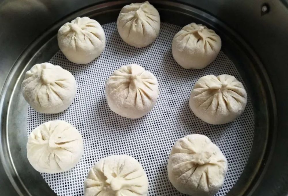 这样做包子个个白白胖胖,皮蓬松喧软如海绵,馅鲜香清爽又美味.