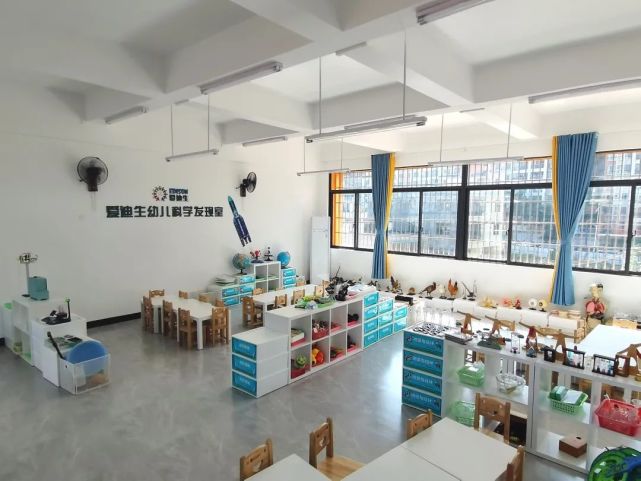 为了培养幼儿对科学探索的兴趣,我引进了爱迪生科学发现室,配备了科学