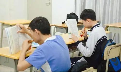 学生上课吃零食被噎死,家长向学校要说法,学校回应