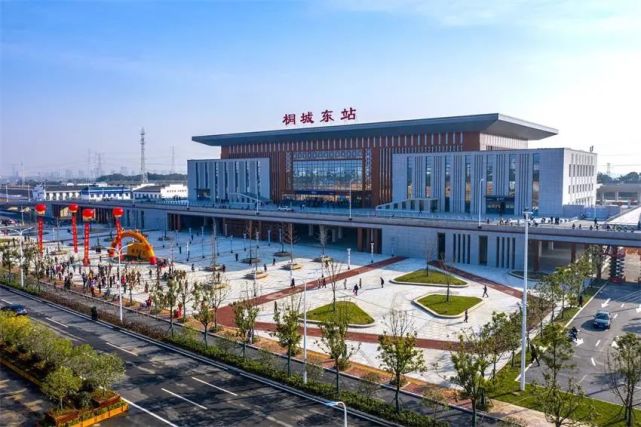 图为已投入使用的高铁桐城东站雄姿.