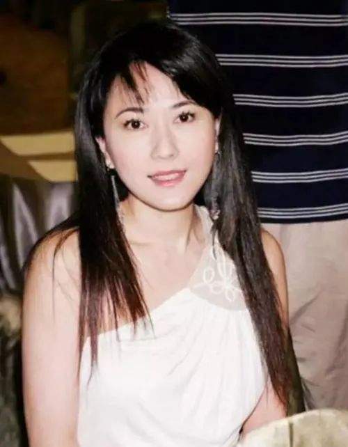 早在当儿童节目主持人时,她就已经是无数台湾小朋友心里的"仙女姐姐"