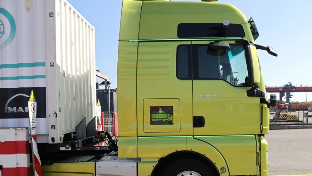 曼恩港口自动驾驶卡车测试成功 车身显示屏成为最大亮点