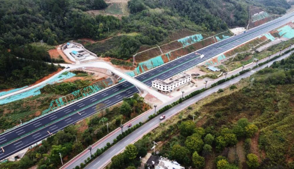 贵阳至黄平高速公路是《贵州省高速公路网规划(加密规划)》及全省