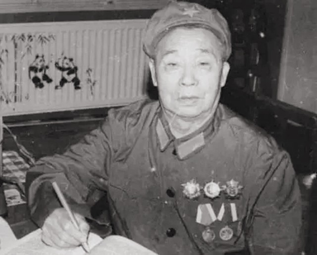 开国中将梁兴初性情暴烈打起儿子却是雷声大雨点小假动作挺多