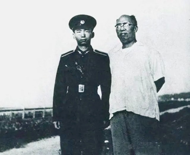 在孩子的眼中,最初的梁兴初和其他小朋友家的父亲没有什么太大的区别