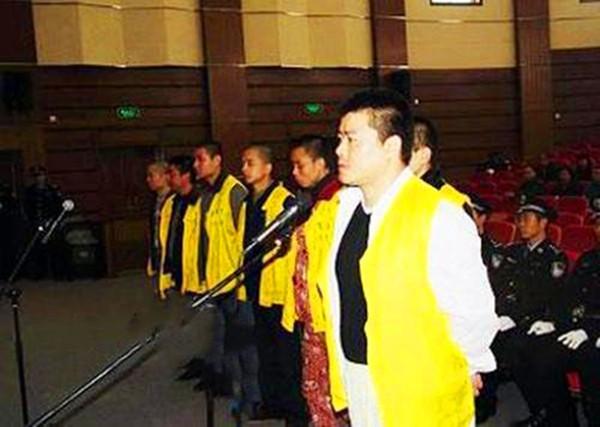 万飞,江西九江人士,以其为首共14名成员组成了一个黑社会组织,在江西