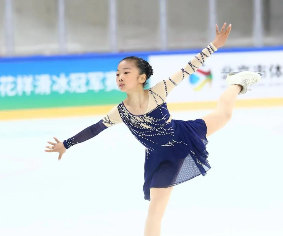 学校成立了"花之傲"冰雪社团,包括花样滑冰社团2个,冰壶社团1个,桌游