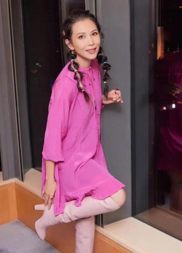 蔡少芬真是扮嫩高手灯笼辫配芭比粉上衣看着像20多岁姑娘