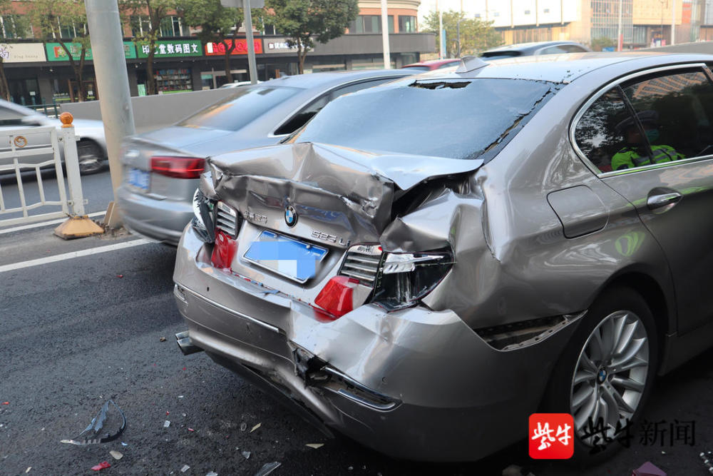 大客车追尾宝马车,只因跟得太紧司机反应不及