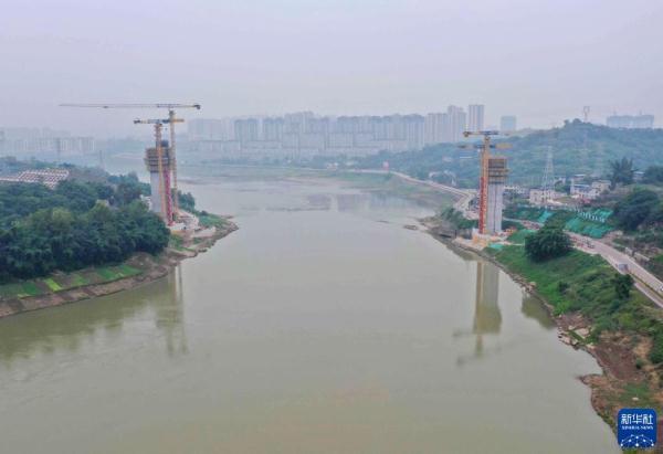 10月27日拍摄的四川泸州沱江特大桥施工现场(无人机照片).