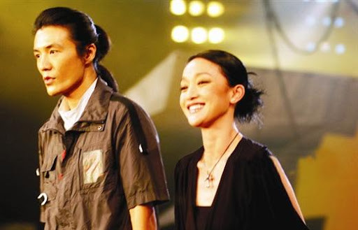 周迅离婚1年又曝牵手小13岁吉他手卓越