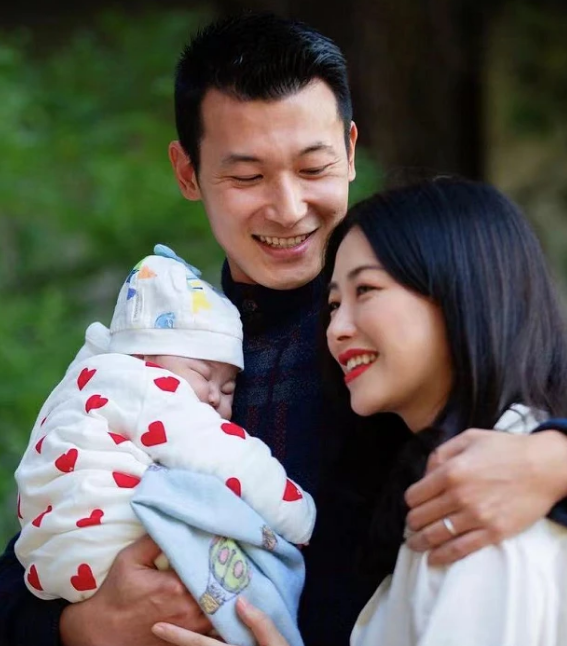 朱珠罕晒儿时照一头短发清秀可人从小嘴唇丰满再破整容传闻