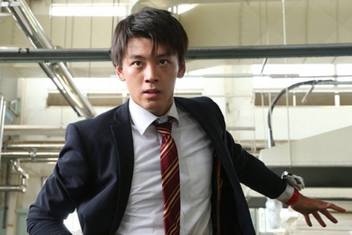 竹内凉真出演《假面骑士drive》主角泊进之介,在故事剧情里是一位