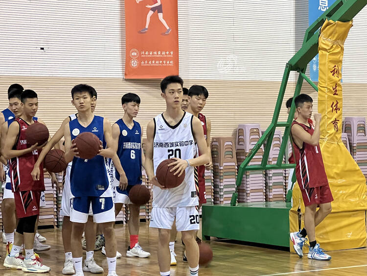 济南西城实验中学篮球队主教练王志鹏向记者介绍,最近学生状态越来